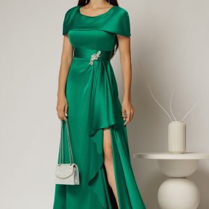 Rochie lunga verde din satin cu slit pe picior si aplicatie pe talie