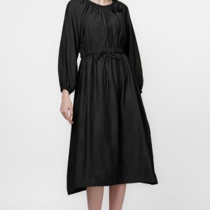 Rochie lunga neagra, cu boboci, stransa in talie, din vascoza