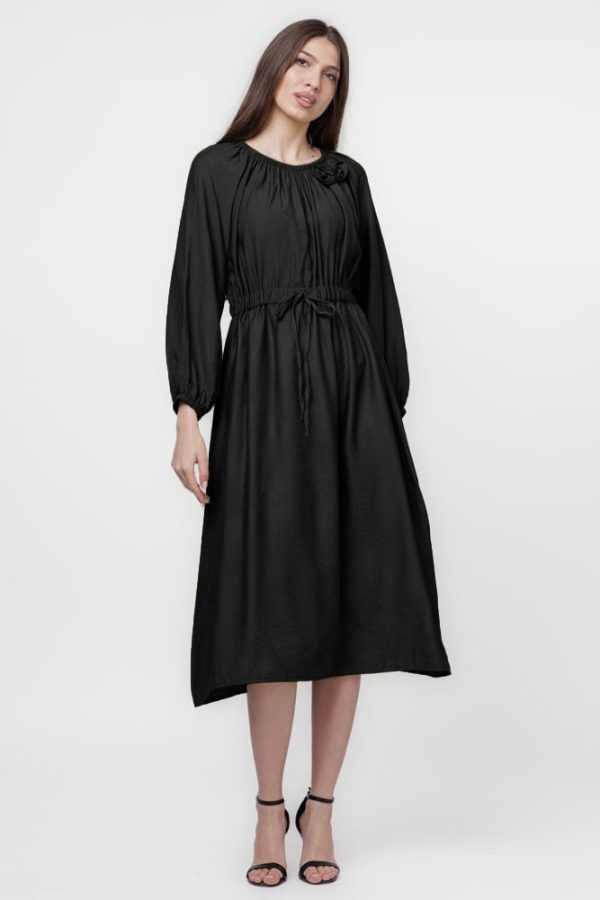 Rochie lunga neagra, cu boboci, stransa in talie, din vascoza