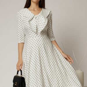 Rochie midi alba cu buline si guler amplu croi clos