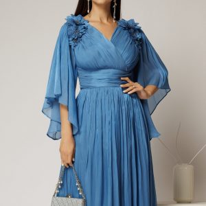 Rochie midi albastra din voal peliculizat cu decolteu petrecut si aplicatii florale