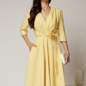 Rochie midi galbena din stofa in clos cu floare in talie