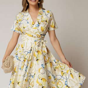 Rochie midi ivoar cu imprimeu galben cu aspect petrecut si cordon in talie