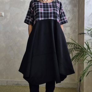Rochie midi lejera oversize din vascoza, cu croi amplu si colturi, neagra cu carouri