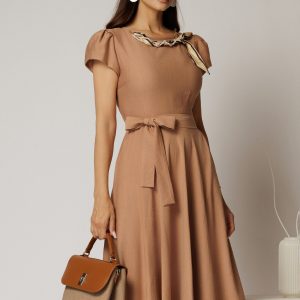 Rochie midi maro din rayon cu lantisor cu esarfa la decolteu