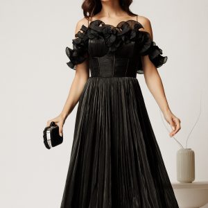 Rochie midi neagra in clos din voal satinat cu volanase la bust si la baza