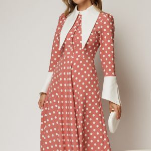 Rochie midi roz coniac cu buline mici si guler ascutit