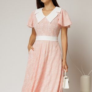 Rochie midi roz cu floricele brodate si guler alb