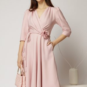 rochie-midi-roz-din-stofa-in-clos-cu-floare-in-talie-1450543-1146403-4.jpeg Rochie midi roz din stofa in clos cu floare in talie
