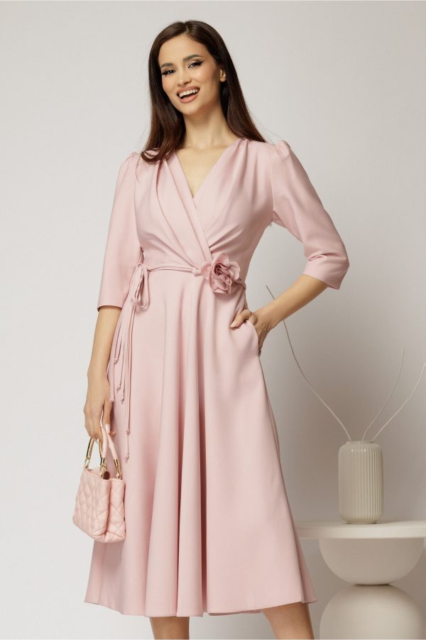 rochie-midi-roz-din-stofa-in-clos-cu-floare-in-talie-1450543-1146403-4.jpeg Rochie midi roz din stofa in clos cu floare in talie