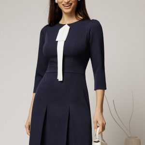Rochie bleumarin din stofa cu esarfa alba la decolteu