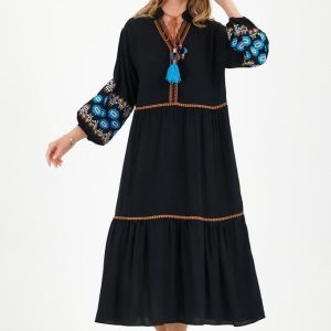 Rochie neagra cu volane si broderie pe maneci si decolteu, din vascoza