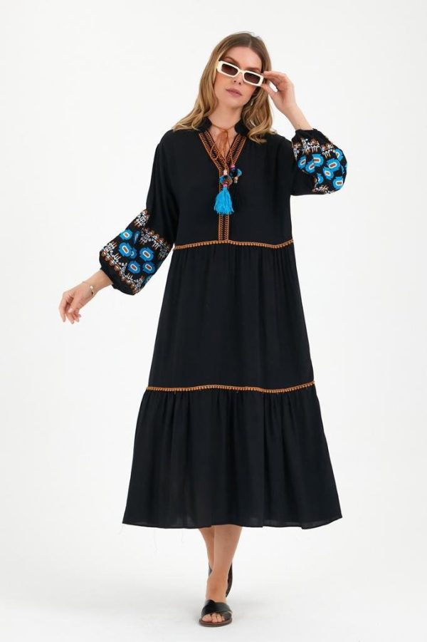 rochie-neagra-cu-volane-si-broderie-albastra-pe-maneci-din-vascoza-copie-7266-5215.jpg Rochie neagra cu volane si broderie pe maneci si decolteu, din vascoza