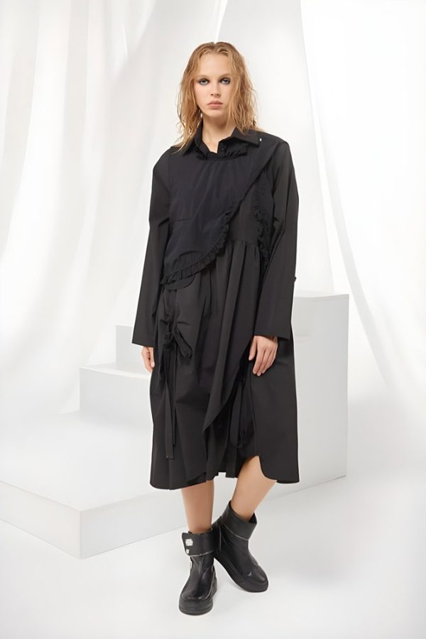rochie-neagra-in-colturi-cu-insertie-din-voal-si-aplicatie-oblica-din-dantela-oversize-copie-433051.jpg Set rochie neagra oversize cu guler tip camasa si vesta cu volanas