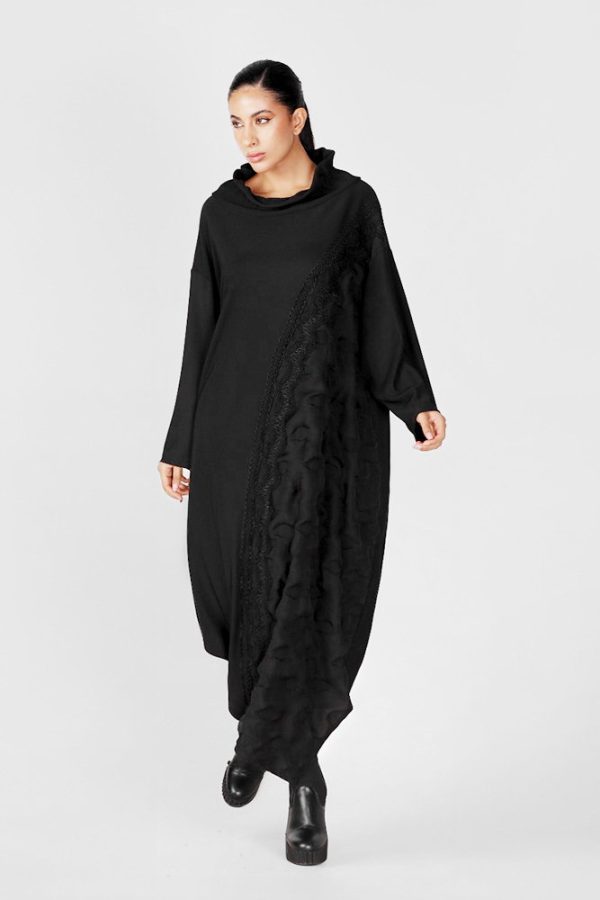 rochie-neagra-in-colturi-cu-maneci-bufante-si-aplicatii-volane-oversize-copie-121435.jpg Rochie neagra in colturi cu insertie din voal si aplicatie oblica din dantela , oversize