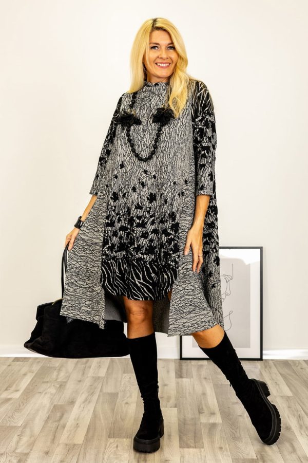 rochie-neagra-in-colturi-din-jerseu-de-bumbac-punto-milano-cu-dungute-si-piele-ecologica-copie-295017.jpg Rochie oversize gri negru cu imprimeu abstract si croi lejer