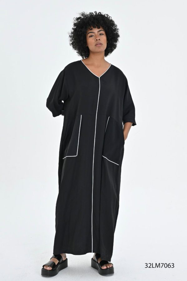 Rochie neagra oversize cu detalii fine albe
