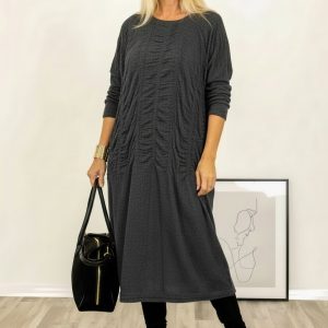rochie-oversize-tricotata-cu-dungi-unduitoare-si-croi-lejer-bej-maro-copie-298902.jpeg Rochie midi gri cu fronseuri si croi lejer fluid din tricotaj fin