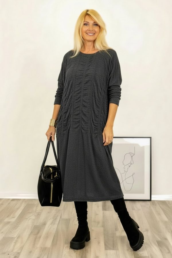 rochie-oversize-tricotata-cu-dungi-unduitoare-si-croi-lejer-bej-maro-copie-298902.jpeg Rochie midi gri cu fronseuri si croi lejer fluid din tricotaj fin