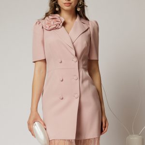 Rochie scurta roz tip sacou cu dantela la fusta si detaliu floral