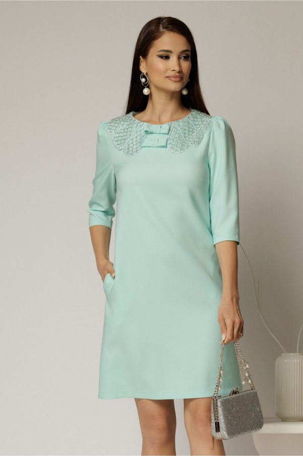 rochie-scurta-turcoaz-de-ocazie-cu-croi-drept-si-funde-cu-guler-cu-margele-la-decolteu-1465945-1154110-4.jpeg Rochie scurta turcoaz de ocazie cu croi drept si funde cu guler cu margele la decolteu