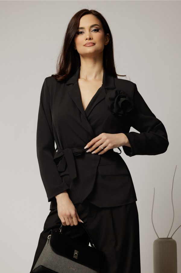 Sacou negru cu floare la bust si cordon in talie