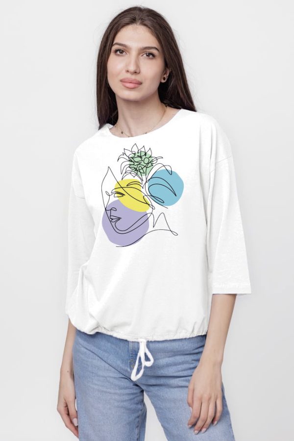 Tricou cu maneca 3 4 din tricot de bumbac cu snur la baza, alba cu imprimeu chip stilizat