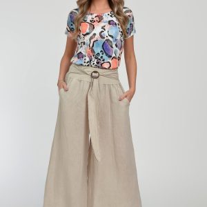 Tricou cu maneca cazuta si usor cambrat din vascoza cu imprimeu colorat pe fond alb
