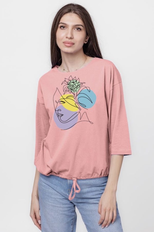Tricou uni cu maneca 3 4 din tricot de bumbac cu snur la baza, roz prafuit cu imprimeu chip stilizat